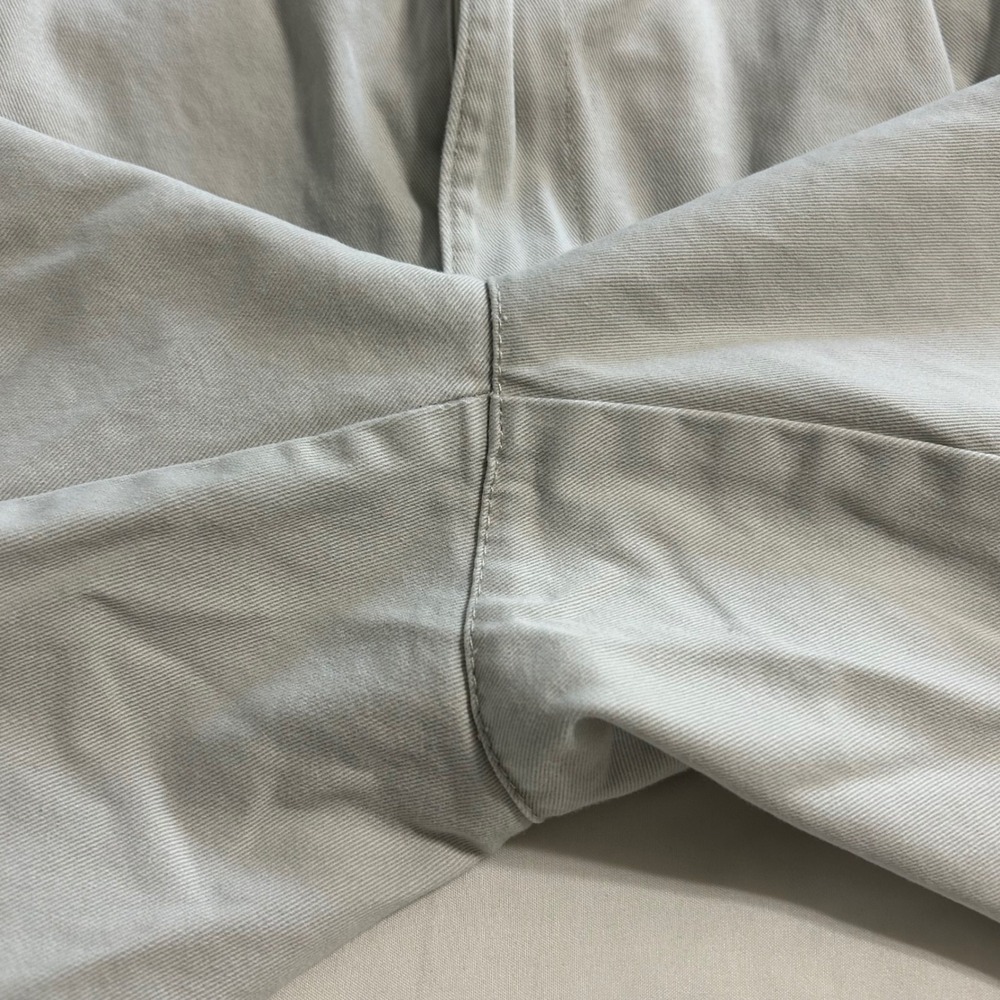 IZOD Mens Pleated Chino Shorts Stone Khaki 100% Cotton Size 36 Casual Golf - Picture 9 of 11